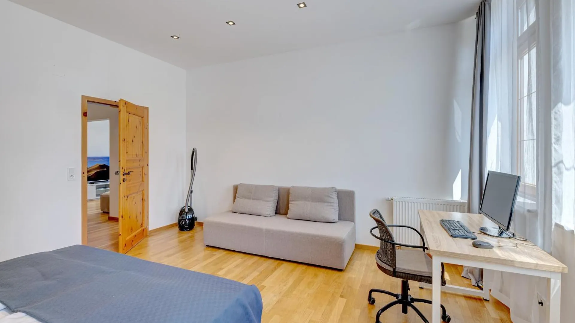 Kaza Guesthouse, Centrally Located 2 & 3 Bedroom Apartments In Augsburg